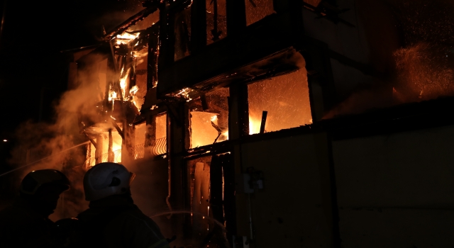 Bursa’da iki katlı tarihi ev yanarak kullanılamaz hale geldi