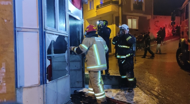 Bursa’da markette çıkan yangında anne ile 3 çocuğu dumandan etkilendi