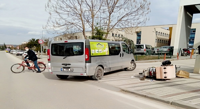 İnegöl’de kamyonetle çarpışan motosikletin sürücüsü yaralandı