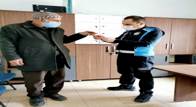Bursa’da bir vatandaş yolda bulduğu 4 çeyrek altını zabıtaya teslim etti