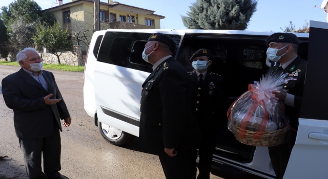 Mehmetçik kendileri için yün çorap ören ”asırlık çınar” Zeliha nineye el dokuması seccade gönderdi