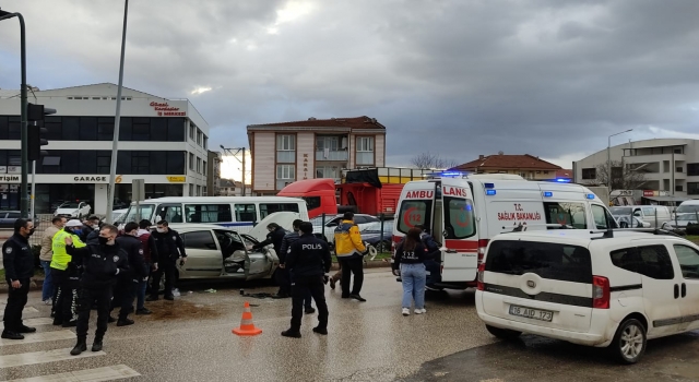 Bursa’da takla atan aracın sürücüsü yaralandı