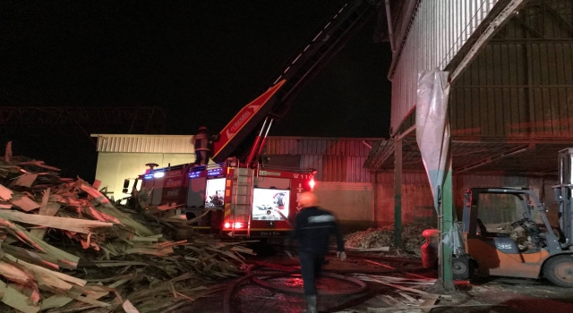 Sakarya’da kontrplak fabrikasında çıkan yangın söndürüldü