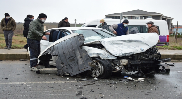 Karasu’da iki otomobilin karıştığı kazada 3 kişi yaralandı