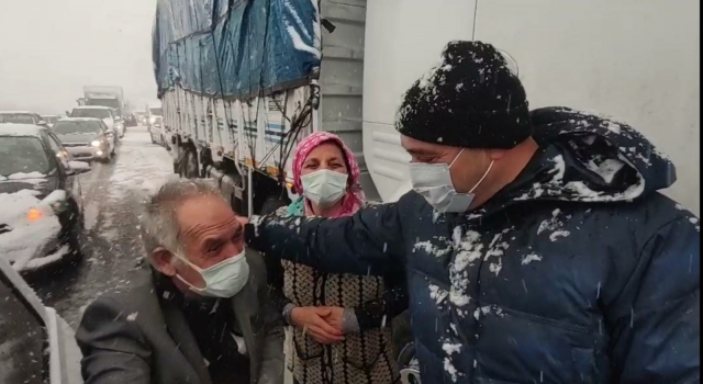 Sakarya Valisi Kaldırım, kapanan yolda mahsur kalmaları nedeniyle ”kız istemeye” geciken aileye destek sözü verdi