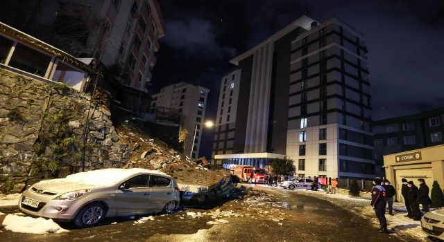 Kağıthane’de istinat duvarının çökmesi sonucu 4 araç zarar gördü