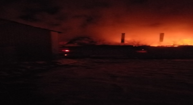 Tekirdağ’da çıkan yangında 3 katlı ev kullanılamaz hale geldi