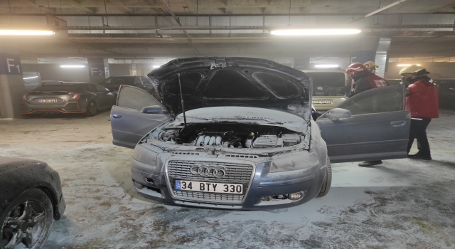 Kapalı otoparkta yanan otomobilde hasar oluştu