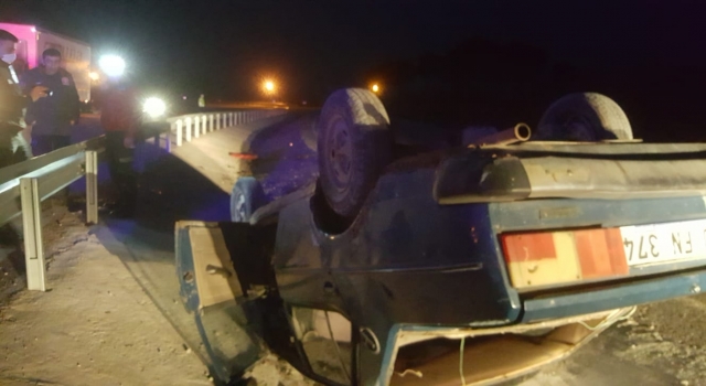 Balıkesir’de yol kenarına devrilen araçta sıkışan sürücü, itfaiye tarafından kurtarıldı