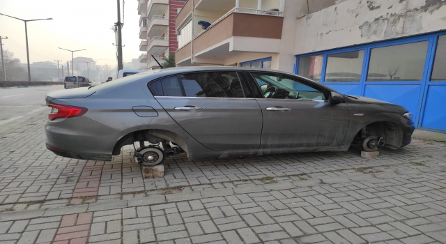 Bursa’da park halindeki otomobilin 4 lastiği ve jantarı çalındı