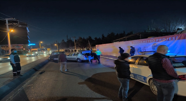 Kocaeli’de 4 otomobilin karıştığı kazada 2 kişi yaralandı