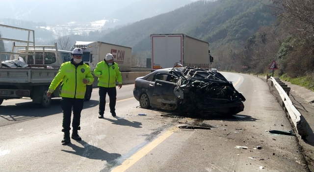 Sakarya’da otomobil yol kenarındaki kayalıklara çarptı: 4 yaralı