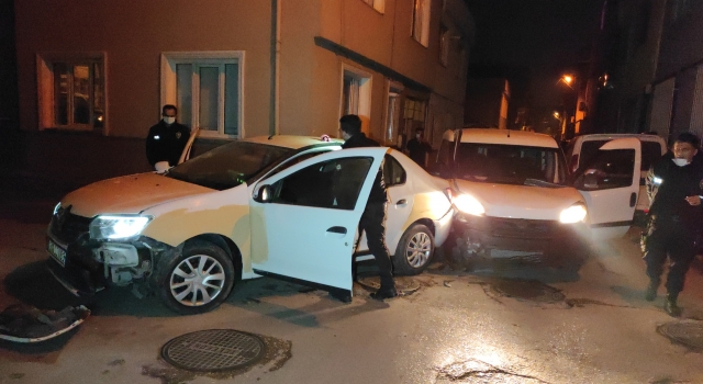 ”Dur” ihtarına uymayan sürücünün aracı duvara ve polis aracına çarptı
