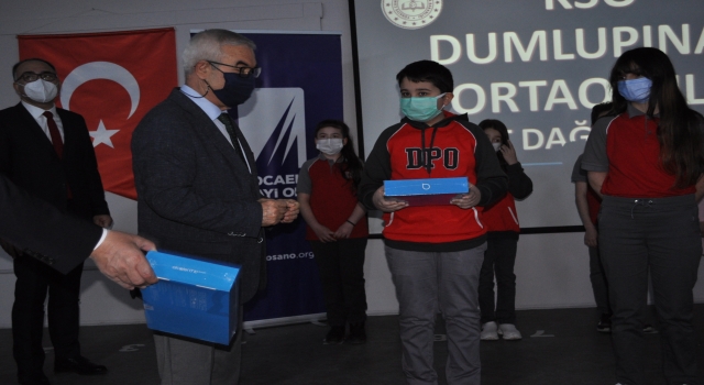 KSO, Gölcük’te 64 öğrenciye tablet dağıttı