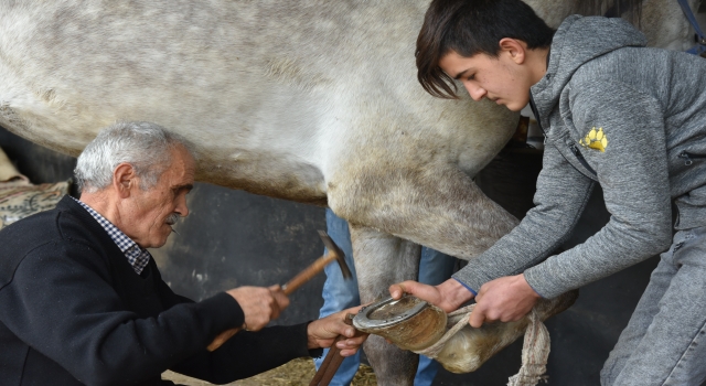 Sındırgı’nın son nalbantı yarım asırlık mesleğini yaşatmaya çalışıyor