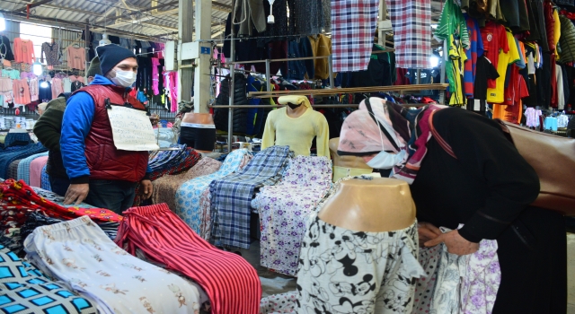 Sakaryalı pazarcı müşterilerinin güvenini kazanmak için üzerine HES kodunu yazdığı kağıt astı