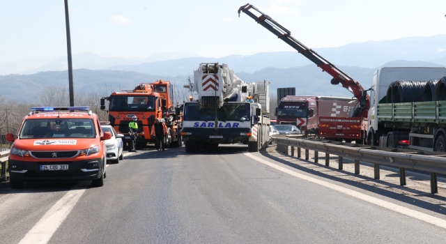 Anadolu Otoyolu Sakarya gişelerinde devrilen tır ulaşımı aksattı