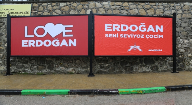Kocaeli’de reklam panolarına yöresel şiveyle Cumhurbaşkanı Erdoğan’a destek mesajları yazıldı