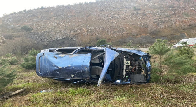 Balıkesir’de şarampole devrilen aracın sürücüsü yaşamını yitirdi