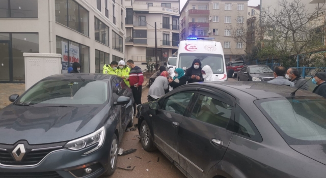 Kocaeli’de iki otomobilin çarpışma anı güvenlik kamerasına yansıdı
