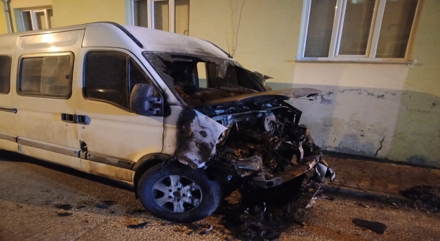 Bilecik’te park halindeki ticari araç alev aldı