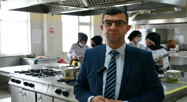 Bursa’da meslek lisesinin atölye mutfaklarında hazırlanan yemekler ihtiyaç sahiplerine ”şifa” oluyor