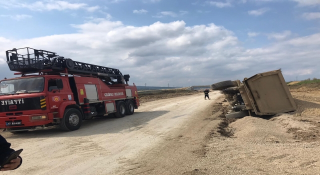 Gelibolu’da devrilen mıcır yüklü kamyonun sürücüsü yaralandı 