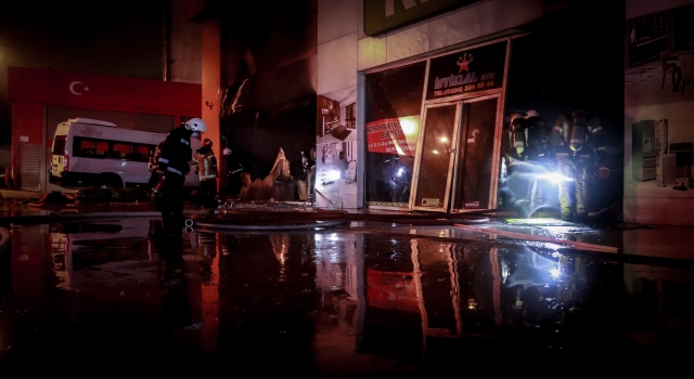 Bursa’da 2 katlı mobilya dükkanında çıkan yangın söndürüldü
