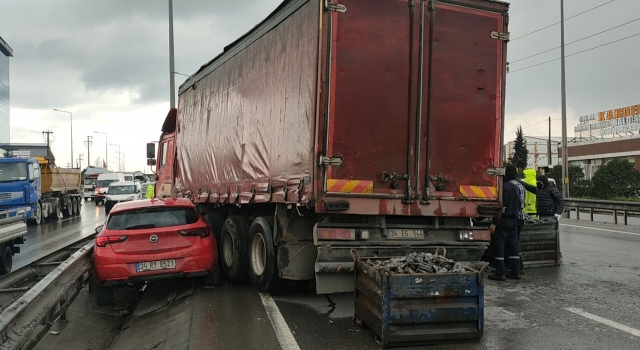 Kocaeli’de otomobil parçaları yüklü kamyonun otomobile çarpması ulaşımı aksattı