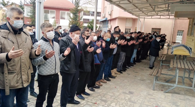 Otomobilin istinat duvarından düşmesi sonucu yaşamını yitiren hemşirenin cenazesi, Kocaeli’de defnedildi