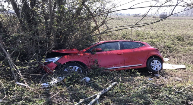 Sakarya’da ağaca çarpan otomobildeki 3 kişi yaralandı