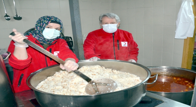 Türk Kızılay’dan ramazanda her gün 700 kişiye yemek yardımı