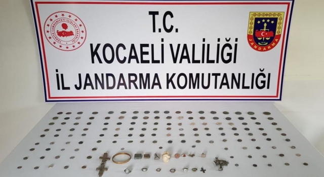 Kocaeli’de yol kontrolünde durdurulan araçta tarihi eser ele geçirildi