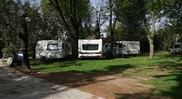”Tam kapanma” öncesi Edremit Körfezi’ndeki çadır ve karavan kamp alanlarında hareketlilik yaşanıyor