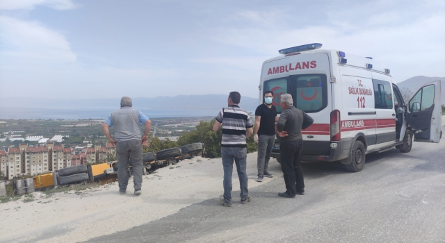 Bursa’da yol kenarına devrilen tırın sürücüsü yaralandı