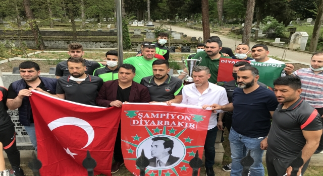 Diyarbekirsporlu futbolcular, şampiyonluk kupasıyla şehit emniyet müdürü Gaffar Okkan’ın kabrini ziyaret etti