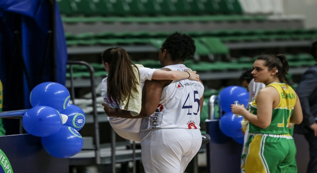 Kadınlar Basketbol Süper Ligi’ne yükselen Bursa Büyükşehir Belediyespor şampiyonluk kupasını aldı