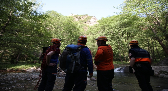 Bursa’da tam kapanma tedbirlerini ihlal eden kişi polisten kaçmak için tırmandığı kayalıkta mahsur kaldı