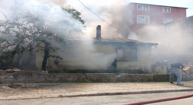 Kocaeli’de Suriyeli ailenin kaldığı evde çıkan yangını itfaiye söndürdü