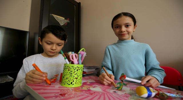 İki kardeş hazırladıkları ”Karagöz ve Hacivat” oyununu sosyal medyadan evlere taşıdı