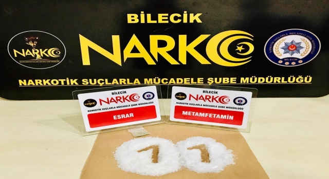 Bilecik’te, ”dur” ihtarına uymayıp uyuşturucuyu yol kenarına atarak kaçmaya çalışan sürücü yakalandı