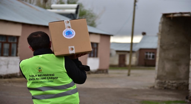 Tuzla Belediyesi Çaldıran’da yaşayan ihtiyaç sahibi ailelere gıda yardımı yaptı