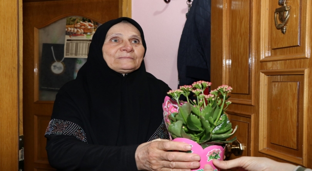 Salgın nedeniyle memleketlerine gelemeyen Kocaelili üniversite öğrencilerinden annelerine çiçek sürprizi