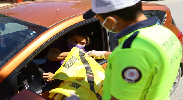 Edirne’de kadın sürücülere ”Kemerim hep aklımda” temalı Anneler Günü hediyesi verildi