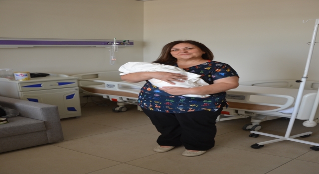 Mesleğinde 35 yılını dolduran ebe ilk günkü heyecanıyla görev yapıyor