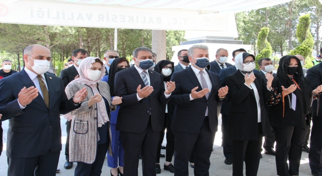 Balıkesir Valisi Hasan Şıldak görev başındaki polis, jandarma ve sağlık personeliyle bayramlaştı