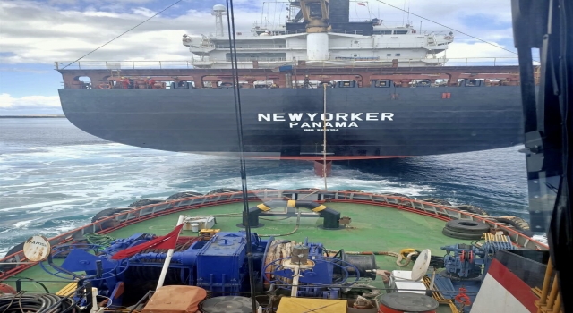 Çanakkale Boğazı’nda makine arızası nedeniyle sürüklenen konteyner gemisi güvenli bölgeye çekildi