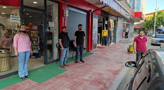 Ferizli’de esnaf ve vatandaşlar saat 19.19’da İstiklal Marşı okudu