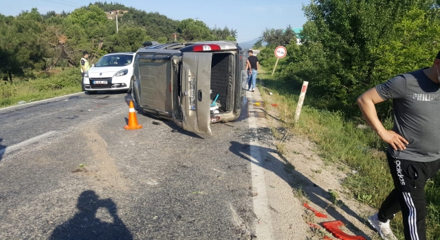 Bilecik’te hafif ticari aracın devrilmesi sonucu 2 kişi yaralandı
