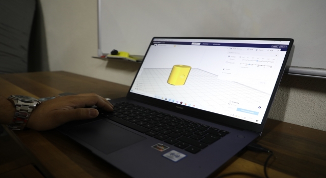 İnegöl’de ücretsiz onarımı yapılan engelli araçlarının parçaları 3D yazıcıyla üretiliyor